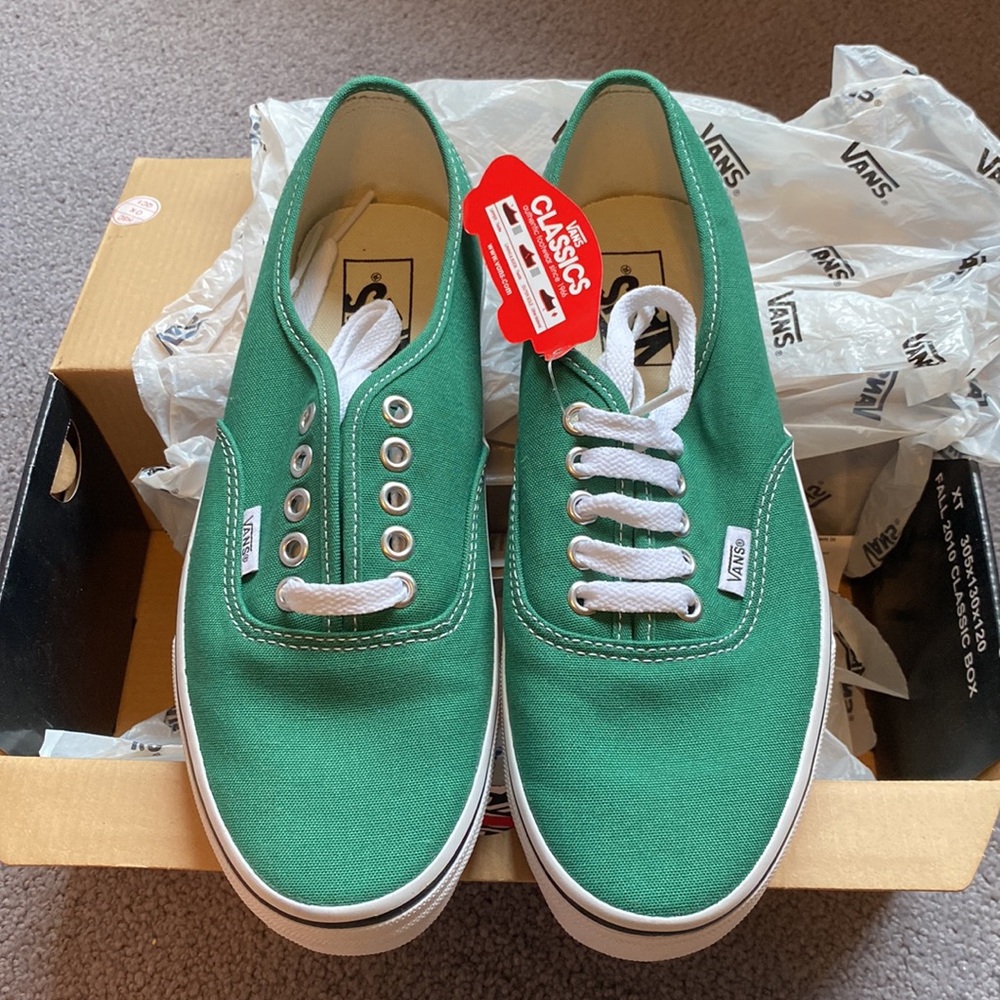 Men’s/Women’s Green Vans Skateboarding shoe. Mens US 7. Womens US 8.5. NWT.